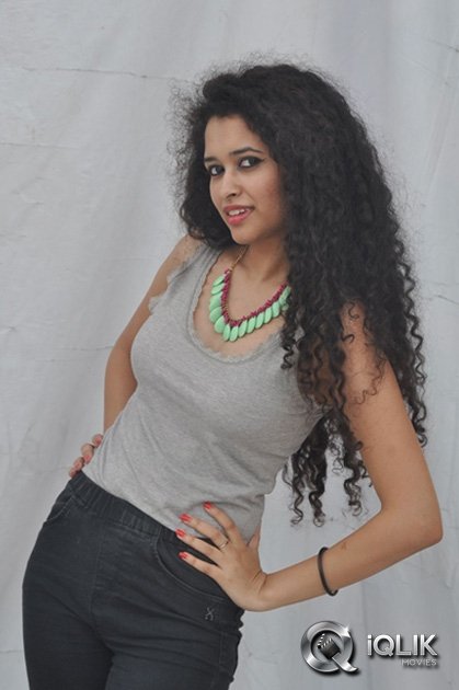 Soumya-Sukumar-at-Pora-Pove-Movie-Success-Meet